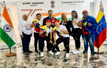 El Embajador Abhishek Singh recibio a la Dra. Luisa Benitez, Presidenta de la Federacion Venezolana de Boxeo y al equipo de Boxeo Femenino que viajara a la India para participar en el Campeonato Mundial de Boxeo Femenino Elite de la IBA organizado por la Federacion de Boxeo de la India.